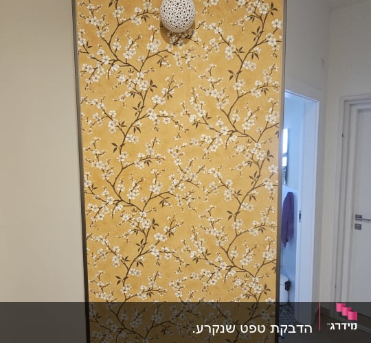 טפט פרחוני בצבע צהוב עם ענפים ופרחים לבנים